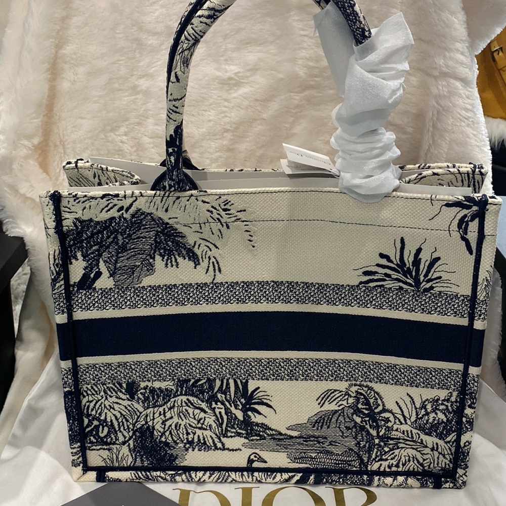 ‼️‼️SOLD‼️‼️Christian Dior tote - Picture 3 of 14